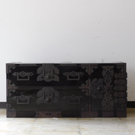 時代箪笥 庄内箪笥 黒漆 艶あり 鬼鎹兜金具  鍵付 時代箪笥 庄内箪笥 黒漆 艶あり 鬼鎹兜金具 鍵付